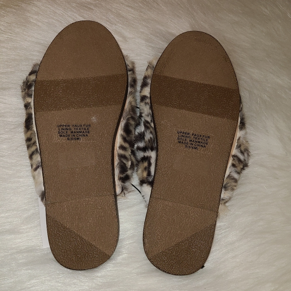 LOFT Faux Fur Buckle Slippers | Small - Picture 6 of 7